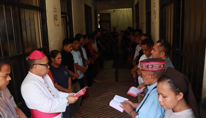 Uskup Labuan Bajo Beri Pembinaan Rohani kepada Para Tahanan di Polres Manggarai Barat