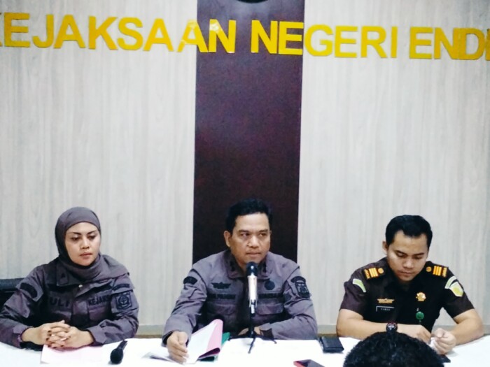 Kejari Ende Periksa Empat Kadis dan Satu Kabid Terkait Uang Rp. 49 Miliar yang Belum Dibayar Pemda ke Rekanan 1 IMG 20250424 WA0066