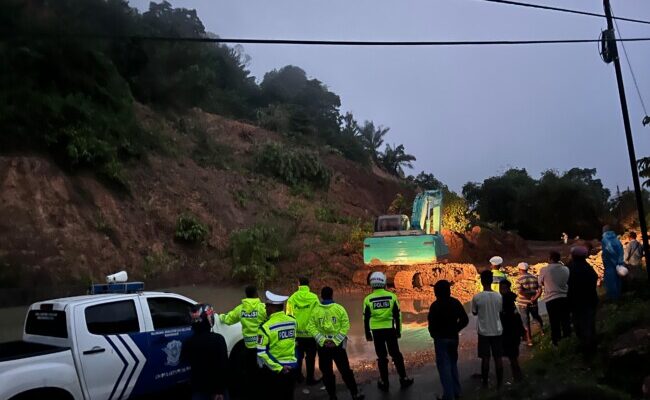 Polres Ende dan Instansi Terkait Sigap Tangani Longsor di Ruas Jalan Ende-Maumere