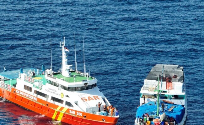 Tiga Hari Terombang-Ambing di Perairan Utara Flores, 8 Kru KM Mulya Abadi Berhasil Dievakuasi Tim SAR Gabungan