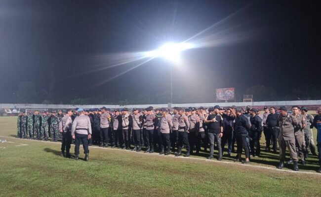 Meski Diguyur Hujan, Petugas Gabungan Tetap Sigap Amankan Semifinal Bupati Ende Cup 2025