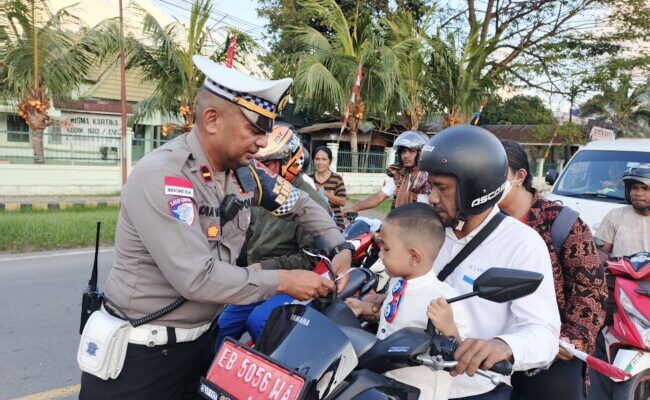 Sambut HUT RI ke-80, Satlantas Polres Ende Bagikan Bendera Merah Putih kepada Pengendara