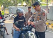 Kapolres Ende Pimpin Pembagian dan Pemasangan Bendera Merah Putih Sambut HUT RI ke-80