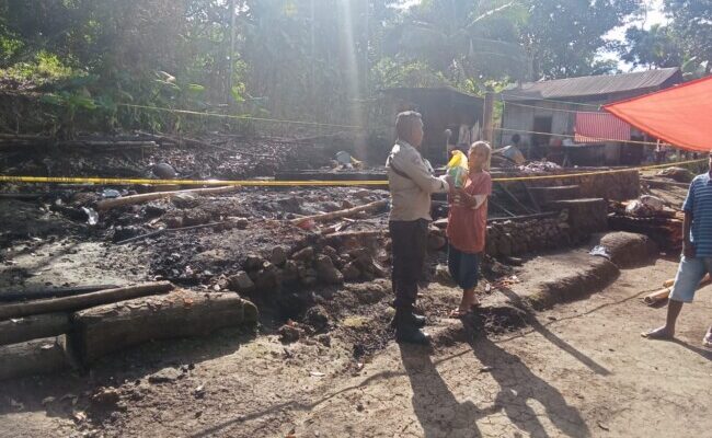 Polsek Wolowaru Salurkan Bantuan Beras untuk Warga yang Mengalami Musibah dan Kurang Mampu