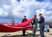 Polres Ende Kibarkan Bendera Merah Putih Raksasa di Bukit Kezimara
