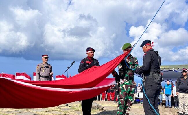 Polres Ende Kibarkan Bendera Merah Putih Raksasa di Bukit Kezimara