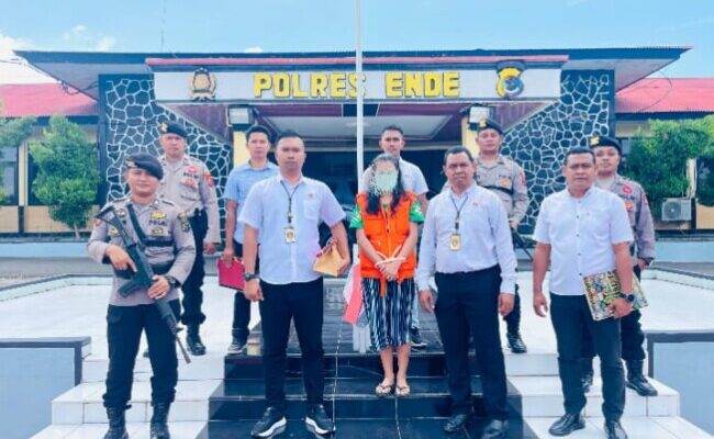 Polres Ende Serahkan Tersangka dan Barang Bukti Korupsi Dana BLUD RSUD ke Kejaksaan
