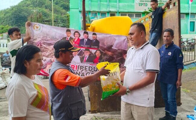 Empat Anggota DPD RI Perwakilan NTT Serahkan Bantuan untuk Korban Banjir Bandang di Mauponggo