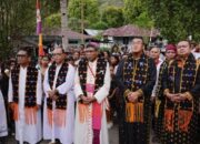 Umat Kotakeo Sambut Uskup Budi dan Keluarga Besar Yakob Nuwa Wea Secara Adat