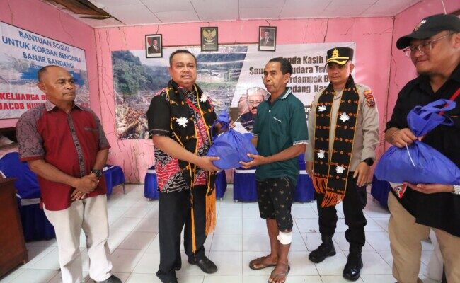 Keluarga Almarhum Jacob Nuwa Wea Salurkan 1.000 Paket Bantuan untuk Korban Bencana Mauponggo