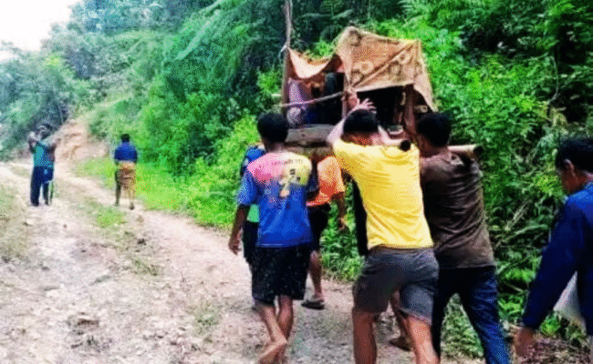 Warga Niliwarusae Tandu Ibu Hamil Sejauh 2 Kilometer Akibat Jalan Rusak, Minta Pemda Ngada Turun Tangan