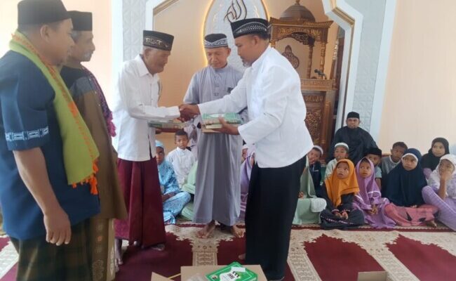 Kasi Bimas Islam Ende Serahkan Bantuan Al-Qur’an dan Iqro kepada Santri TPQ Nur Hidayah Bhoawora