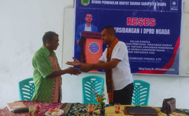 Bosko Ponong Serahkan Bantuan untuk Pembangunan Lapangan Voli UPTD SDN Waesaok saat Reses