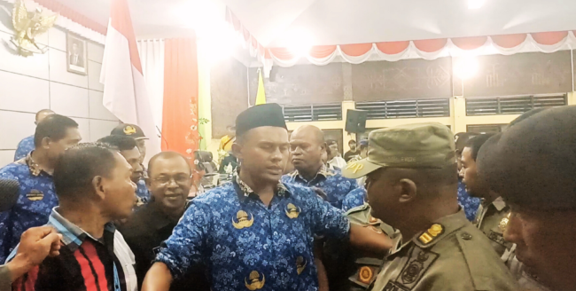 Rapat Paripurna Interpelasi DPRD Ende Ricuh, Bupati Yosef Badeoda Tinggalkan Ruang Sidang