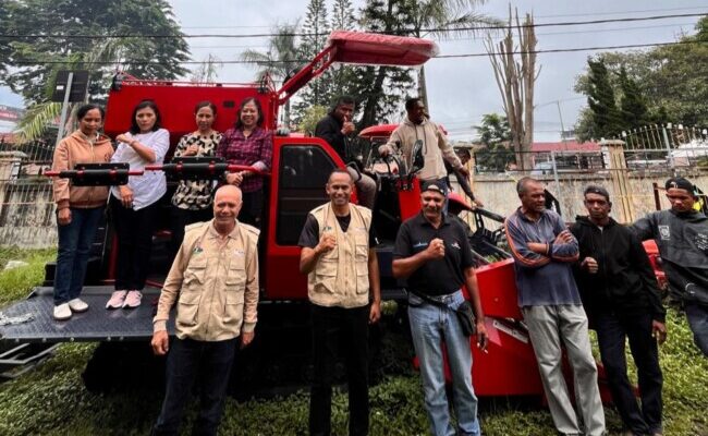 Tani Merdeka Ngada Serahkan Mesin Combine Panen ke Dinas Pertanian untuk Dukung Petani