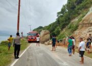 Anggota Polsek Nangapanda Bersama Warga Bersihkan Material Longsor di Jalur Trans Flores Ende-Bajawa