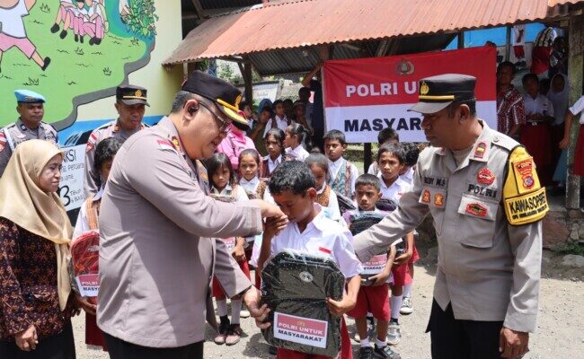 Peduli Pendidikan, Kapolres Ende Turun Langsung Bagikan Tas dan Alat Tulis di Sekolah