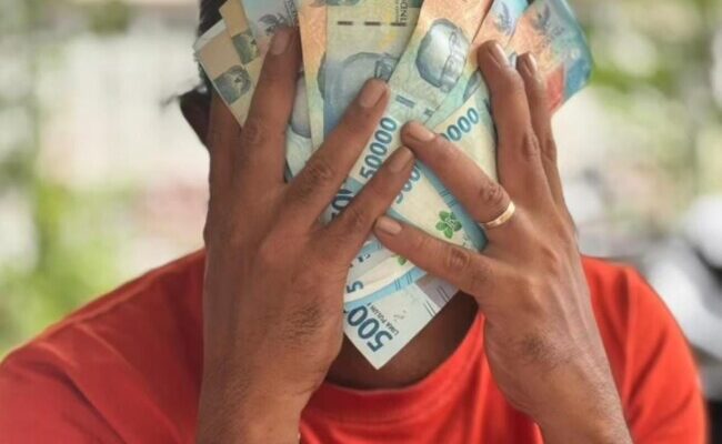 Puisi: Perjamuan Lidah di Bawah Sepatu