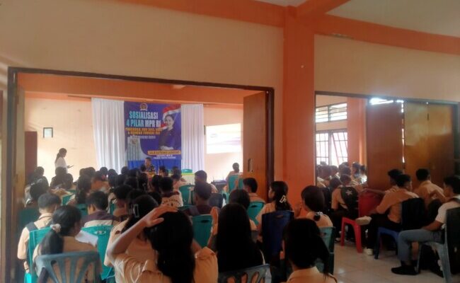 Anggota Komisi XI DPR RI Julie Laiskodat Sosialisasi Empat Pilar Kebangsaan di Siswa SMK Yos Sudarso Ende