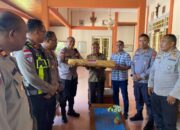 Terangi Sukacita Paskah 2026, Polres Ende Distribusikan Lilin Paskah ke Delapan Paroki