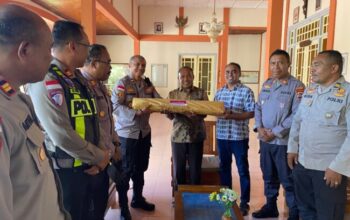 Terangi Sukacita Paskah 2026, Polres Ende Distribusikan Lilin Paskah ke Delapan Paroki
