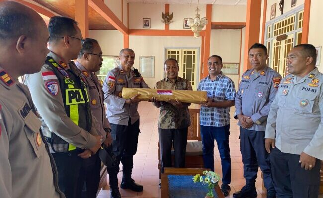 Terangi Sukacita Paskah 2026, Polres Ende Distribusikan Lilin Paskah ke Delapan Paroki