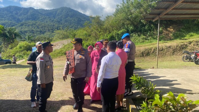 Kunker di Polsek Detusoko, Kapolres Ende Ajak Personel Melayani dengan Hati seperti Pelayanan di Bank