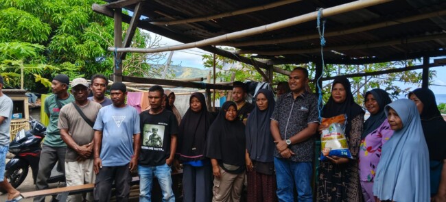 Senator AWK Temui PKL Ndao Pasca Penggusuran oleh Pemda Ende