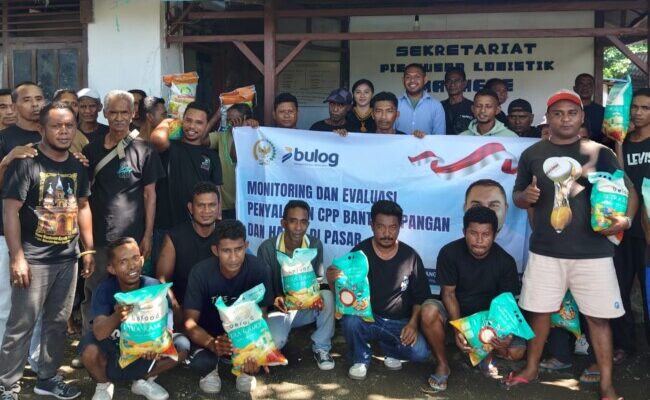 Senator Angelo Bagikan Sembako untuk Buruh Darat di Maumere, Libatkan Bulog Sikka