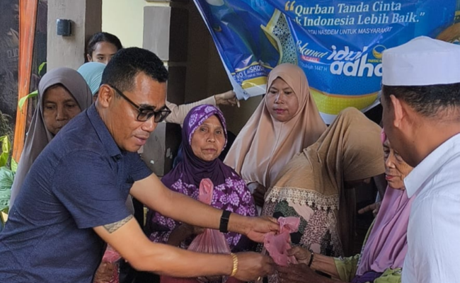 Julie Sutrisno Laiskodat Serahkan Bantuan Hewan Kurban di Masjid Makarimal Akhlak