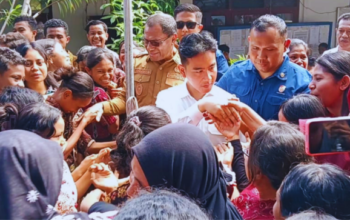 Kunker Wapres Gibran di SMPN 1 Ndona Disambut Antusias, Siswa Berebut Salaman hingga Histeris 3 IMG 20260619 004917