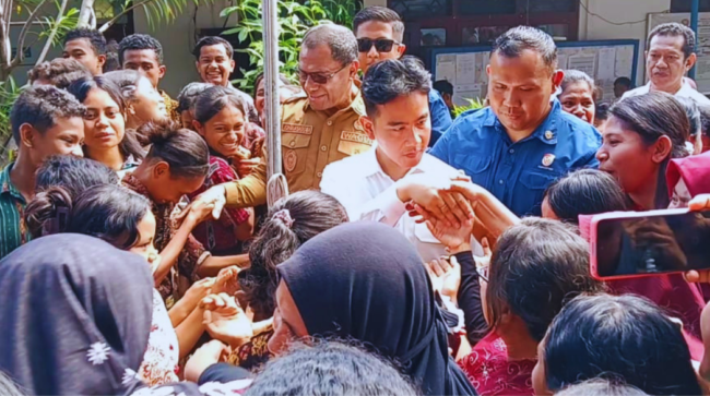 Kunker Wapres Gibran di SMPN 1 Ndona Disambut Antusias, Siswa Berebut Salaman hingga Histeris