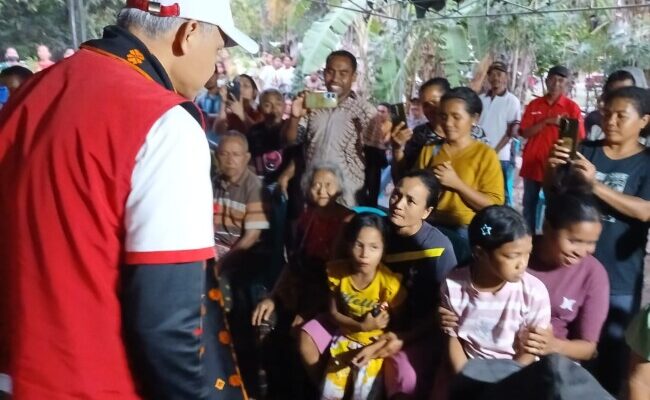 Ganjar Pranowo Kunjungi Warga Terdampak Gempa di Dhawe, Bawa Bantuan dan Tim Medis