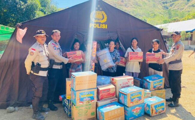 Polsek Riung Salurkan Bantuan Sembako Polri untuk Pengungsi Gempa Flores di Posko Taman Kerahiman