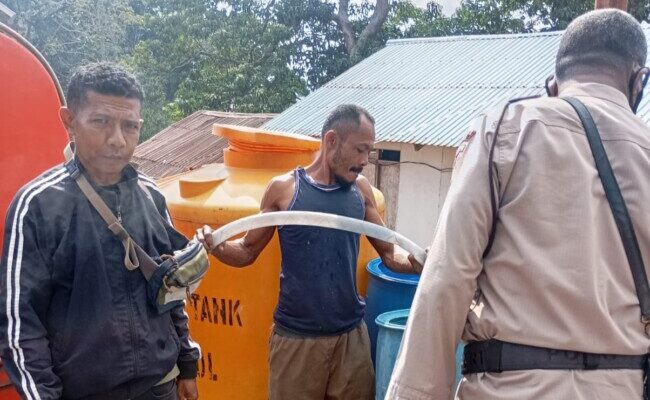 Senator AWK Salurkan Bantuan Air Bersih untuk Warga Dusun Songga yang Terdampak Gempa Flores
