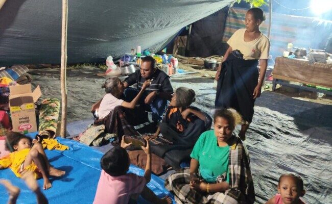 Bersama Masyarakat Terdampak Bencana, Senator Angelius Wake Kako Salurkan Bantuan Sembako dan Serap Aspirasi Warga