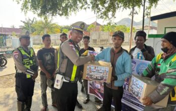 Peringati Hari Lalu Lintas ke-71, Satlantas Polres Ende Bagi Sembako untuk Ojek dan Warga Kurang Mampu