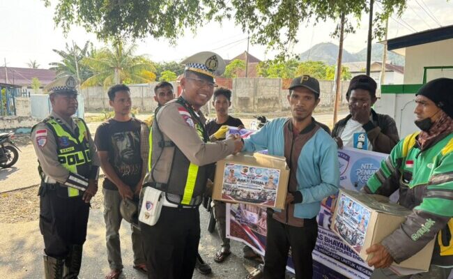 Peringati Hari Lalu Lintas ke-71, Satlantas Polres Ende Bagi Sembako untuk Ojek dan Warga Kurang Mampu