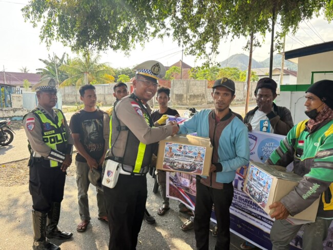 Peringati Hari Lalu Lintas ke-71, Satlantas Polres Ende Bagi Sembako untuk Ojek dan Warga Kurang Mampu 1 IMG 20260917 WA0029