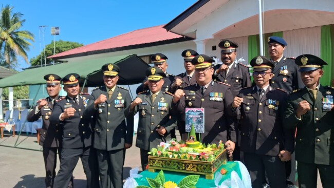 Kejutan Tumpeng dari Polres Ende Warnai Perayaan HUT ke-81 TNI, Pertegas Sinergisitas Dua Institusi 1 IMG 20261006 WA0001