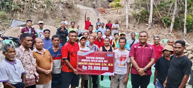 Senator AWK Salurkan Bantuan Rp. 25 Juta untuk Pembangunan Kapela Stasi Detuduli-Sikka